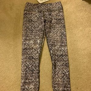 Fabletics Salar Capri printed leggings New w/ tag!